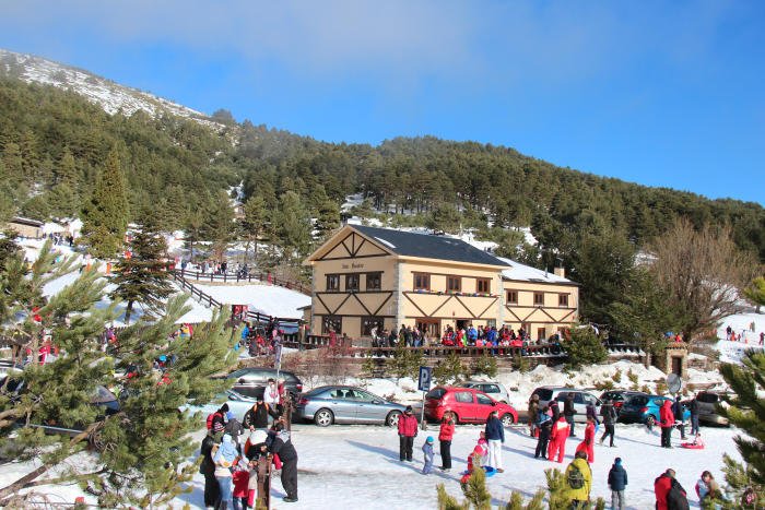 Un día de nieve en Cotos: en trineo a un paso de Madrid